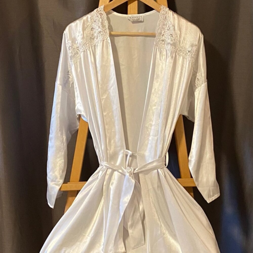 Vintage full length white robe with lace - size small Appel